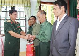 Phát huy vai trò của già làng, trưởng bản, người có uy tín trên địa bàn Quân khu